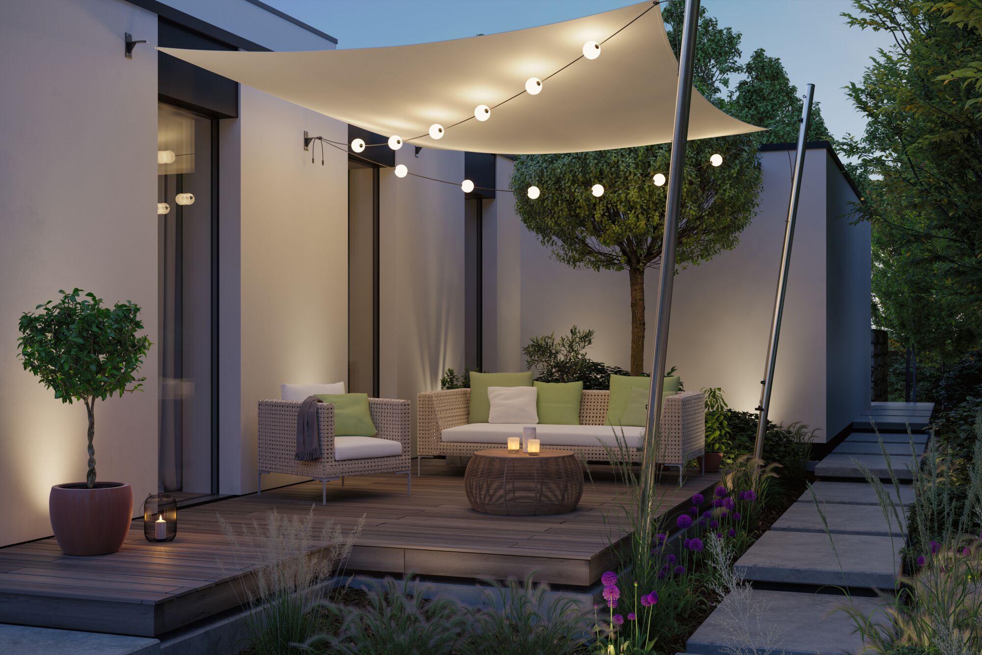 Beleuchtete Terrasse mit cremefarbenem Sonnensegel und warmweißen LED-Lichterketten für Außenbereiche
