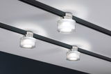 Drie ronde glazen LED-plafondspots op zwarte rail voor moderne binnenverlichting.