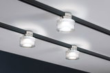 Drei runde LED-Deckenstrahler aus Glas mit schwarzer Schiene für moderne Innenbeleuchtung.