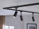 Zwarte metalen LED-railspots aan plafond voor moderne kamerverlichting.