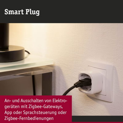 Weißer Smart Plug aus Kunststoff in Steckdose mit schwarzem Kabel für Zigbee-Steuerung