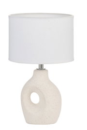 Moderne bordlampe med hvid stofskærm og cremefarvet keramisk fod med huldesign