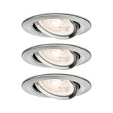 Drei runde Einbaustrahler aus gebürstetem Aluminium in Silber mit warmweißem Licht