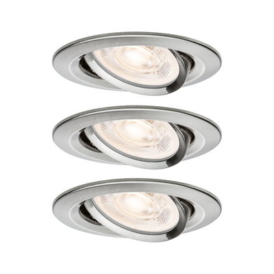 Drei runde Einbaustrahler aus gebürstetem Aluminium in Silber mit warmweißem Licht