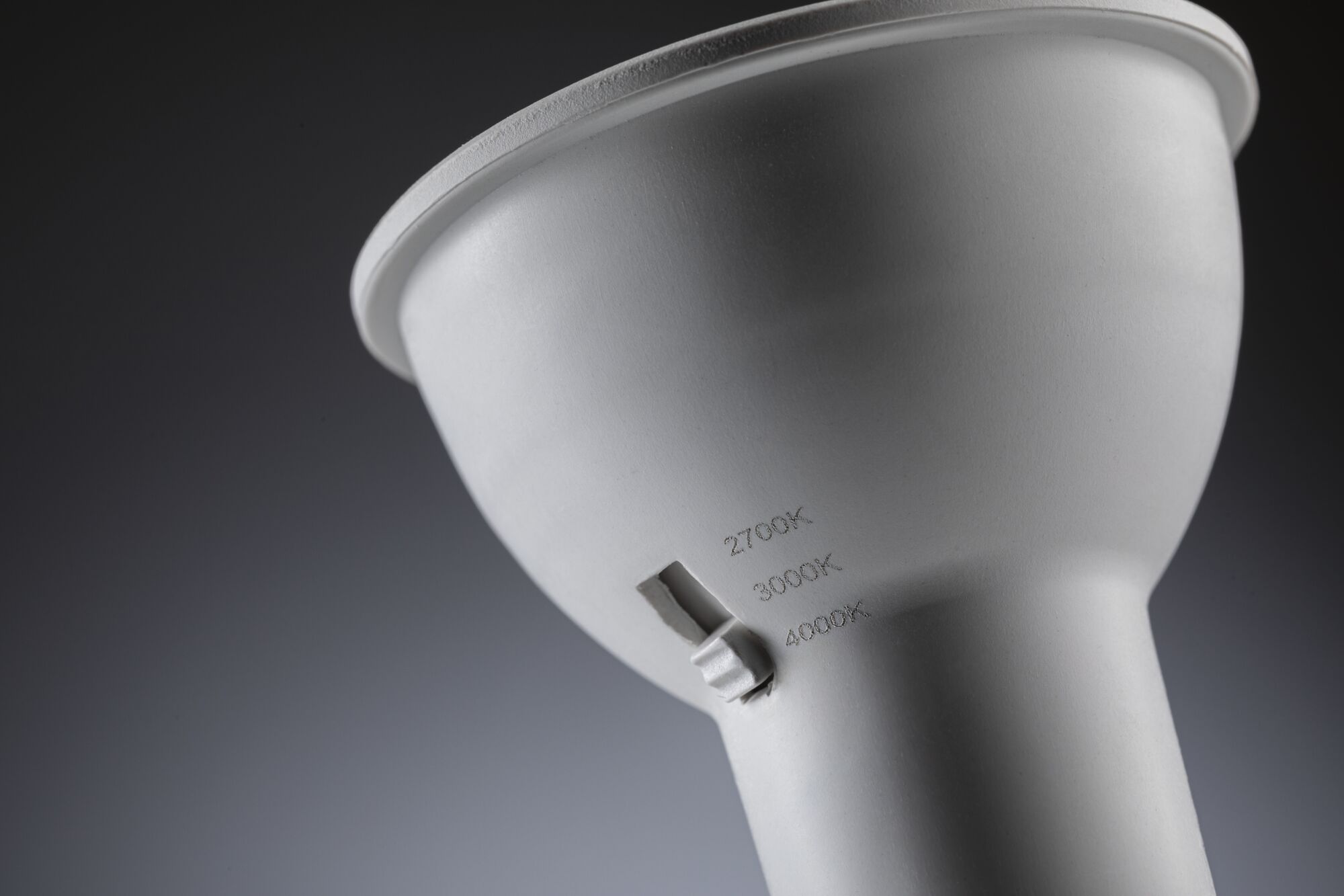 Weißer LED-Strahler mit einstellbarer Farbtemperatur 2700K, 3000K und 4000K für flexible Beleuchtung