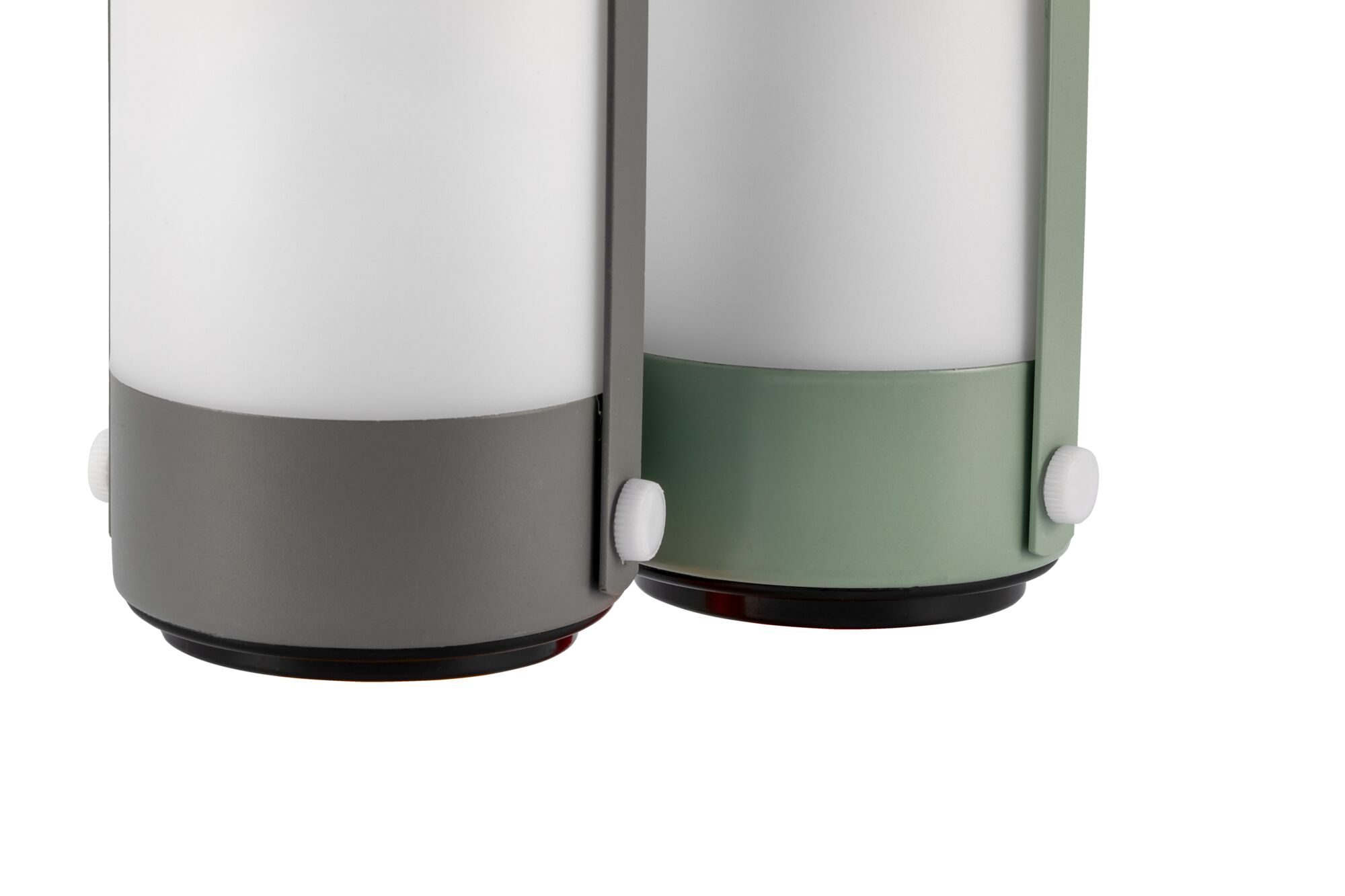 Zwei moderne LED-Leuchten mit weißem Glas und grauem sowie grünem Metallfuß für Innenbeleuchtung