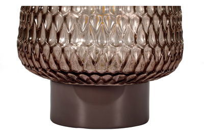 Gros plan sur un abat-jour en verre brun texturé avec base en métal marron lisse pour éclairage intérieur.