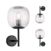 Applique murale en verre transparent cannelé et métal noir mat, luminaire LED moderne.