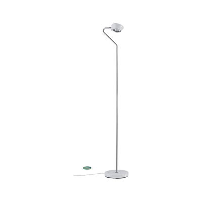 Moderne vloerlamp met witte metalen voet en verstelbare chromen arm voor gerichte verlichting