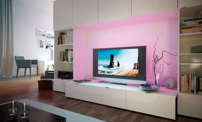 Moderne woonkamer met roze LED-achtergrondverlichting achter flatscreen-tv en wit tv-meubel