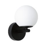 Moderne wandlamp met zwart metaal en witte glazen bol voor stijlvolle binnenverlichting