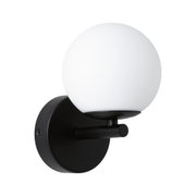 Moderne wandlamp met zwart metaal en witte glazen bol voor stijlvolle binnenverlichting