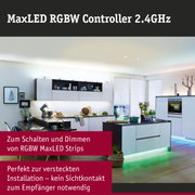 Moderne weiße Küche mit RGBW MaxLED Beleuchtung unter der Arbeitsplatte und Schränken