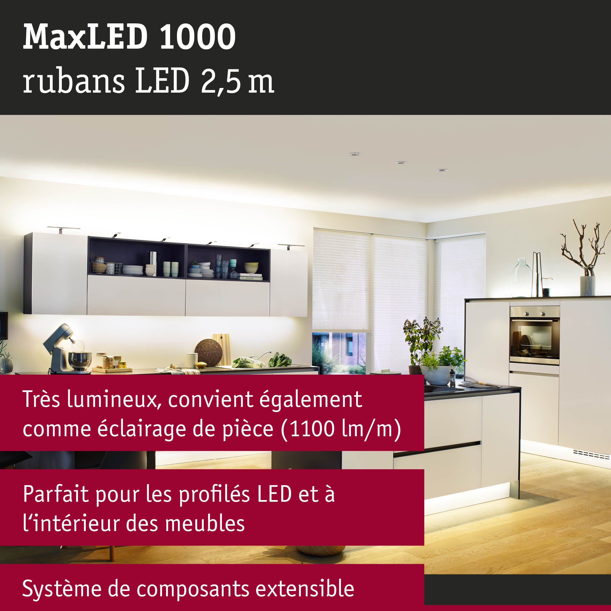 Cuisine blanche moderne avec éclairage LED sous les armoires murales et îlot sur sol en bois