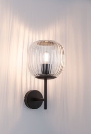 Applique murale en verre transparent cannelé avec structure métallique noire pour éclairage d'ambiance
