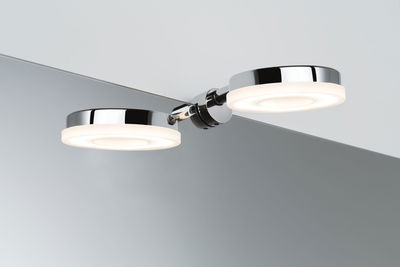 Moderne LED-Spiegelleuchte mit zwei runden Leuchtflächen in Chrom und warmweißem Licht für Badspiegel.