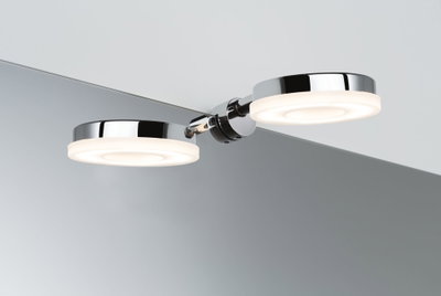 Applique murale LED chromée moderne avec deux lampes rondes blanc chaud pour miroir de salle de bain.