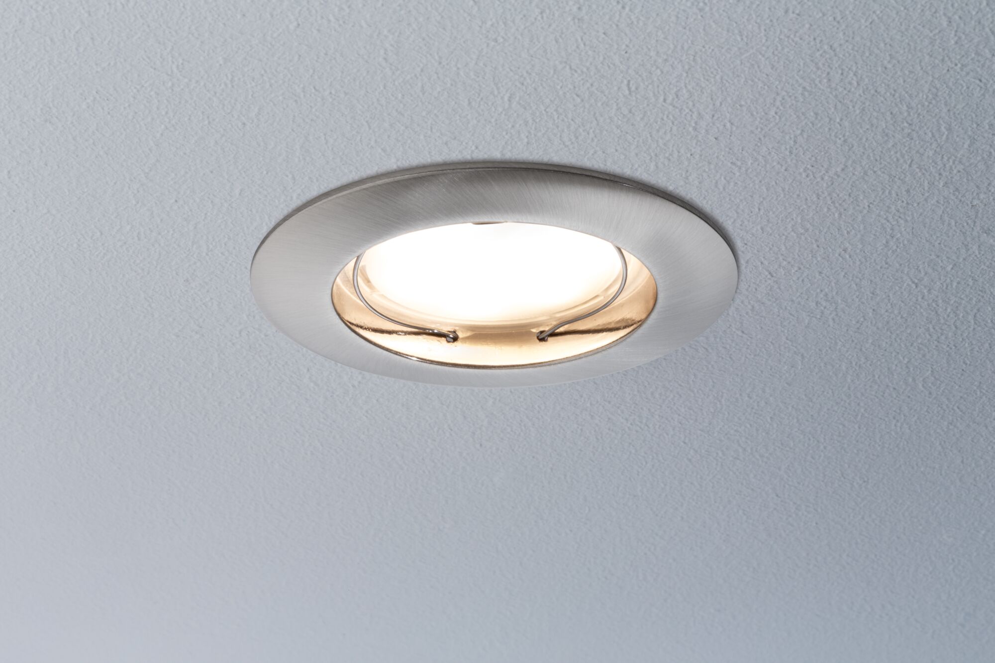 Rundes Einbaustrahler aus gebürstetem Aluminium mit warmweißem Licht für Deckenbeleuchtung