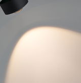 Sort metal LED-væglampe med varmt hvidt lys til moderne indendørsbelysning