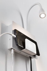 Support mural blanc avec station de charge smartphone intégrée et lampe LED flexible pour lecture moderne