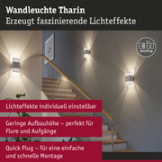 Weiße Wandleuchte Tharin aus Metall mit faszinierenden Lichteffekten an Treppenwand