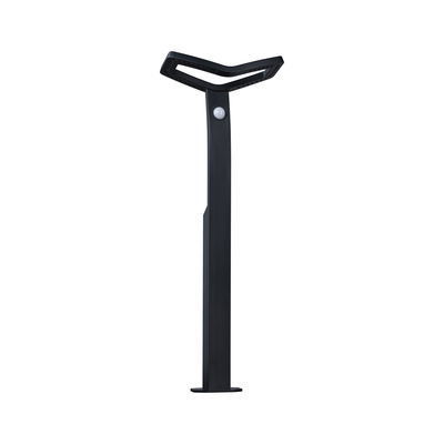 Zwarte LED-buitenlamp met bewegingssensor en modern Y-vormig metalen ontwerp voor tuinverlichting.