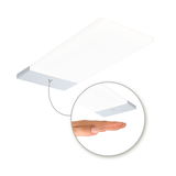 Plafonnier LED rectangulaire blanc avec cadre en aluminium argenté et commande sans contact