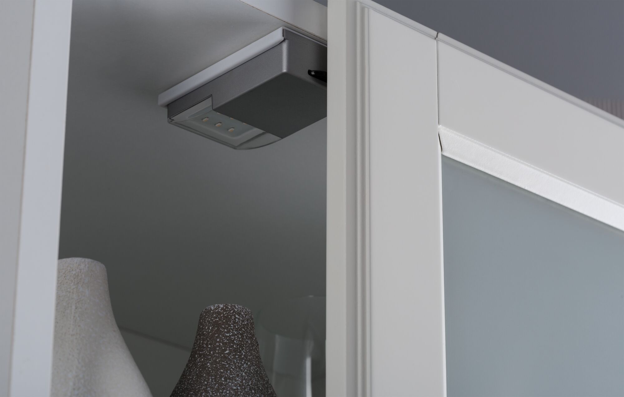 Kompakte LED-Unterbauleuchte in Grau mit warmweißem Licht für Schrankbeleuchtung im Innenraum