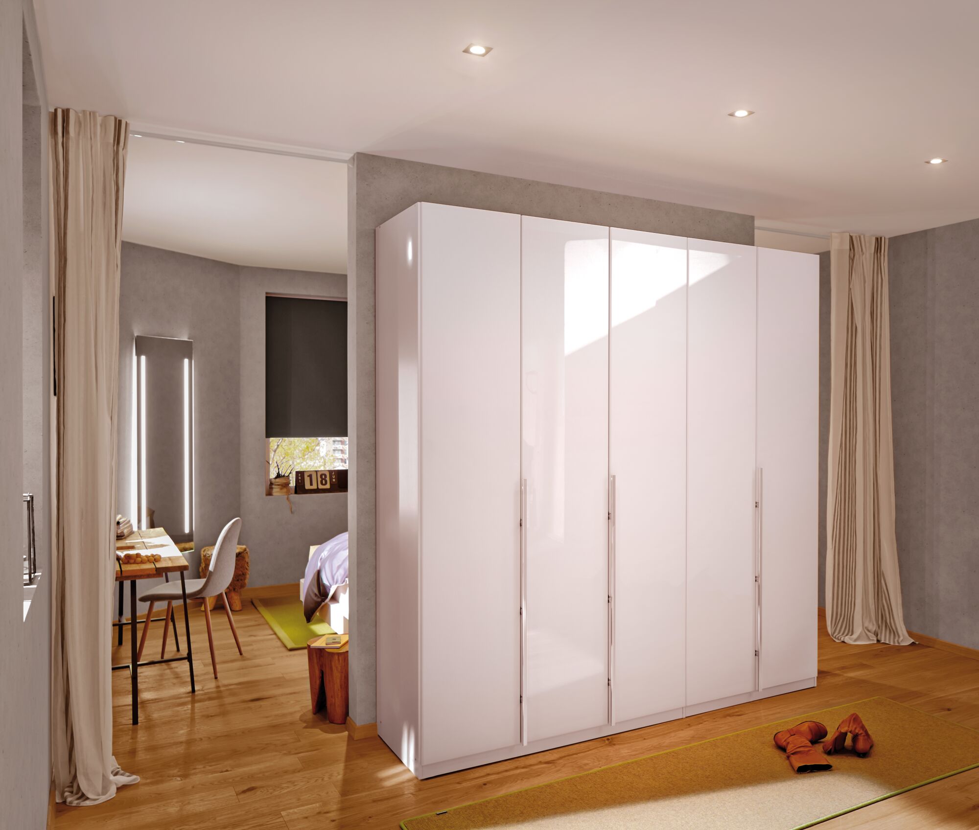 Weißer Hochglanz-Kleiderschrank aus Holz im modernen Schlafzimmer mit Parkettboden und Vorhängen
