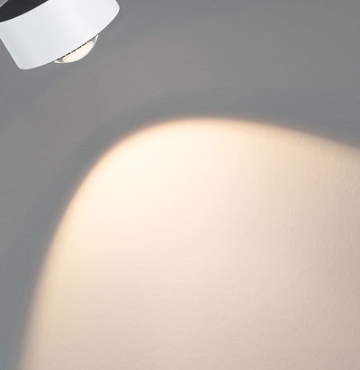 Moderner weißer LED-Deckenstrahler aus Metall mit warmweißem Licht für Wohnräume