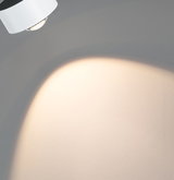 Moderner weißer LED-Deckenstrahler aus Metall mit warmweißem Licht für Wohnräume