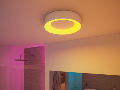 Runde weiße Deckenleuchte mit warmweißem LED-Ring in modernem Badezimmer mit farbiger Akzentbeleuchtung