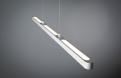 Moderne weiße LED-Pendelleuchte aus Metall mit drei länglichen Lichtquellen für Wohnräume.