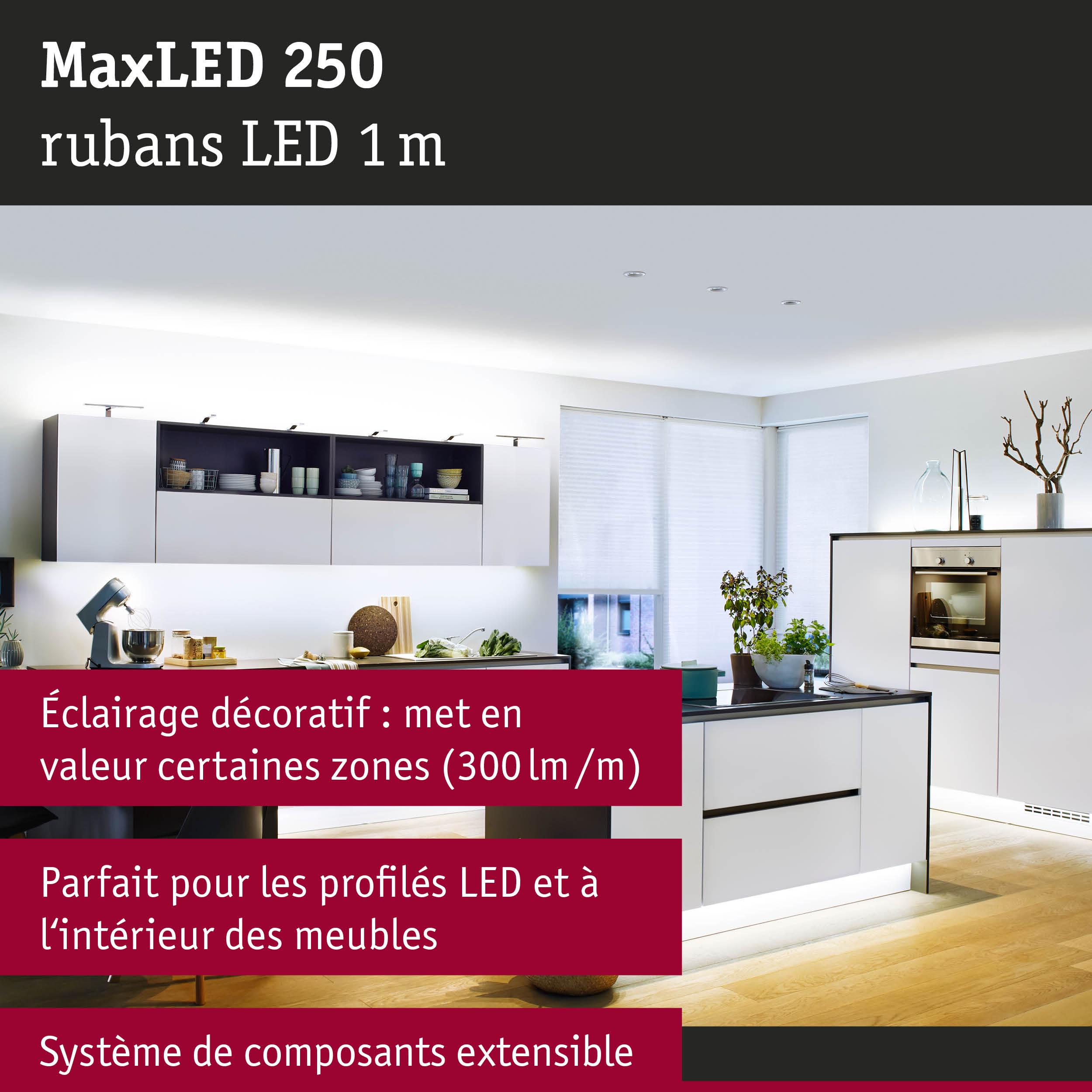Cuisine blanche moderne éclairée par bande LED MaxLED 250 sous meubles et îlot, lumière blanc chaud