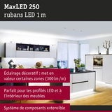 Cuisine blanche moderne éclairée par bande LED MaxLED 250 sous meubles et îlot, lumière blanc chaud
