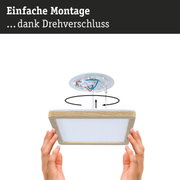 Montage einer quadratischen Deckenleuchte mit Holzrahmen und Drehverschluss für einfache Installation