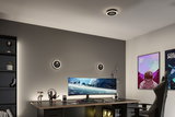 Chambre de jeu moderne avec bureau noir, écran ultra-large et lampes LED rondes au plafond et au mur