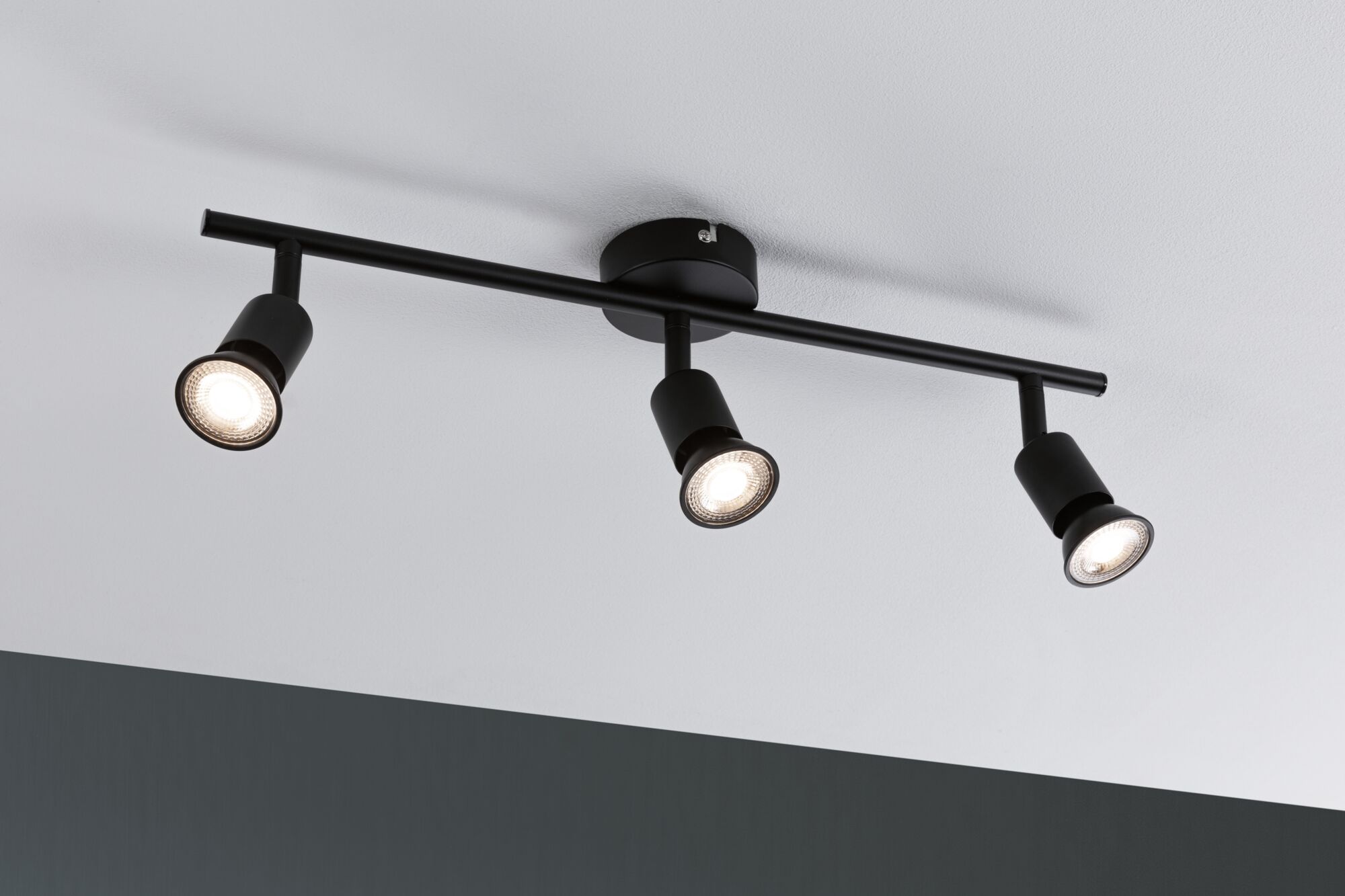 Schwarze Deckenleuchte mit drei verstellbaren Spots aus Metall für moderne Raumbeleuchtung