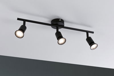 Zwarte plafondlamp met drie verstelbare metalen spots voor moderne verlichting