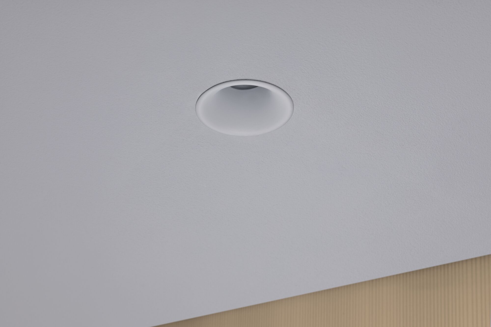 Spot encastré blanc en plastique intégré au plafond pour éclairage intérieur moderne