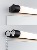 Schwarze LED-Wandleuchte mit opalem Diffusor und integriertem Steckdosenanschluss für Badspiegelbeleuchtung