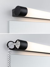 Schwarze LED-Wandleuchte mit opalem Diffusor und integriertem Steckdosenanschluss für Badspiegelbeleuchtung