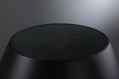 Schwarzes rundes LED-Licht mit mattem Metallgehäuse und strukturiertem Diffusor für moderne Innenbeleuchtung