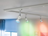 Spots LED blancs sur rail avec lumière bleue, verte et rouge au plafond blanc pour éclairage d'accent