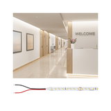 LED-strip met warmwit licht en aansluitkabels, geschikt voor moderne binnenverlichting en accentverlichting