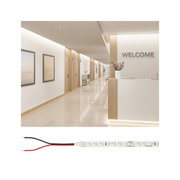 Bande LED flexible avec LED blanc chaud et câbles pour éclairage intérieur et décoration.