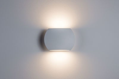 Moderne witte metalen wandlamp met warm wit licht naar boven en beneden voor woonruimtes