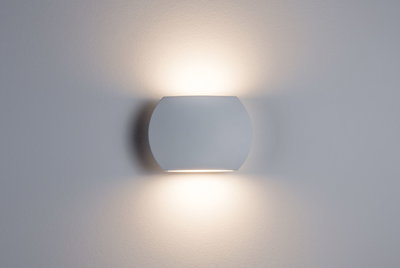 Moderner weißer Wandleuchter aus Metall mit warmweißem Licht nach oben und unten für Wohnräume