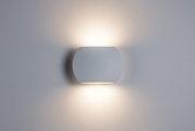 Moderner weißer Wandleuchter aus Metall mit warmweißem Licht nach oben und unten für Wohnräume
