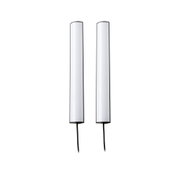 Zwei schlanke weiße LED-Lichtleisten mit schwarzem Kabel für moderne Raumbeleuchtung